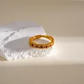 Primo piano di un anello regolabile vintage placcato oro 24K con pietre di zircone rosse - Fila Squisita (Stile 4) / Oro-Rosa Rosso