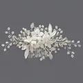Elegante peine de novia hecho a mano con flores de cerámica blanca y brillantes detalles plateados - Estilo Blanco Dulce
