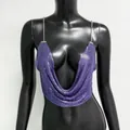 Dettaglio del top con paillettes metalliche viola e spalline a catena argentata - Taglia unica / Tops / Viola