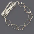 Bandeau de mariée élégant avec perles blanches et ruban satiné pour coiffures. - Doré