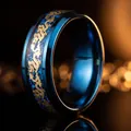 Anillo de acero de titanio azul con incrustación de dragón dorado para hombre - US 7 / Chapado en azul base azul dragón dorado