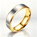 Gros plan d'une bague en acier titane bicolore avec finition argent brossé et or poli. - Taille 5 / Style à Bord Biseauté / Largeur 6mm / Bicolore Mat