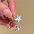 Detailopname van een zilveren zeesterring met lichtblauw emaille en zirkonia. - Zeester en Schelp Stijl (4#) / Zilver Blauw