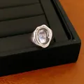 Vue détaillée d'une bague argentée minimaliste avec un centre ovale en verre clair. - Style 1 (1) / Argent