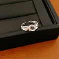 Dettaglio di un anello aperto in argento con vetro ovale su vassoio nero per gioielli - Stile 3 (3) / Argento