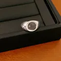 Bague argentée minimaliste avec pierre en verre ovale sur présentoir noir élégant - Style 6(6) / Argent