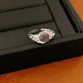 Anello aperto minimalista color argento con pietra di vetro ovale e rilievo decorato - Stile 4 (4) / Argento