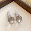 Primer plano de elegantes horquillas con esferas de resina translúcida y pedrería - Pinza de Pico de Pato / Juego de 2 Piezas / Gris