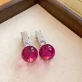 Primer plano detallado de elegantes horquillas con esferas de resina fucsia y cristales brillantes. - Pinza de Pico de Pato / Juego de 2 Piezas / Rosa