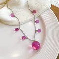 Primer plano detallado de cuentas de resina púrpura traslúcida en cadena plateada - Collar / 1 Pieza / Rosa