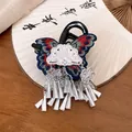 Dettaglio della farfalla lavorata a maglia e nappa d'argento sulla molletta - 23# Pinza Nuvola Ricamata Colorata con Nappina / Colorato