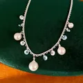 Detailansicht einer eleganten silbernen Quastenkette mit Perlen und funkelnden Zirkonia-Anhängern - Quaste Spitze Stil (HN12887) / Silberweiß