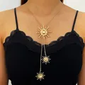Vista dettagliata della collana con nappine a sole dorato su modella in pizzo nero. - Collana con Nappe a Sole a Tre Strati / Oro (11572)