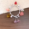 Dettaglio di un braccialetto di perle con ciondoli di frutta in resina per le vacanze. - Bracciale con Perline Frutta / Colorato