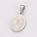 Gros plan d'un pendentif ovale en acier inoxydable avec gravure d'icône religieuse - Médaillon de Portrait Ovale / 1 Pièce / Acier
