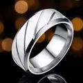 Minimalistischer Edelstahlring für Herren mit gebürstetem Finish und Rillen - Größe 7 / Diagonal Strukturiert Stil / Stahlfarben