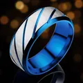 Eleganter Herrenring aus blauem und silbernem gebürstetem Edelstahl mit Rillen - Größe 7 / Diagonal Strukturiert Stil / Blau