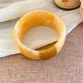 Vue détaillée d'un bracelet en résine marbrée avec décoration en fil d'or - Or-Café Clair