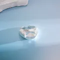 Primer plano de anillo abierto plateado con textura plisada y gran cabujón transparente - Estilo de Piedra Clara / Plateado