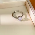 Vue détaillée d'une bague en argent minimaliste sertie d'un grand zircon transparent ovale - Blanc
