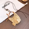 Close-up van geweven strooien hanger ketting met houten kralen en koord - Mini Tas Hanger / Bruin