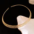Detailansicht eines eleganten, goldfarbenen Halsreifs aus gewebtem Metallgewebe. - Basisstil / Gold