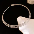 Nahaufnahme einer eleganten silbernen Metallkette in Weboptik auf einer weißen Schale. - Basisstil / Silber