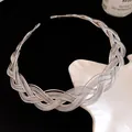 Detail eines silbernen geflochtenen Metallhalsbands mit kühnem Gitterdesign. - Kreuznetz-Stil / Silber