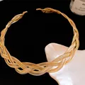 Detailansicht der komplizierten Metallwebtextur des goldfarbenen Netz-Halsrings - Kreuznetz-Stil / Gold