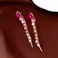 Detailansicht der langen Quastenohrringe mit rosa und champagnerfarbenen Kristallen - Earrings Only / Rosarot-Rosa