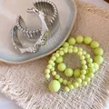 Vue détaillée de bracelets en perles d'acrylique vert citron et bracelet jonc argenté - Argent-Cyan