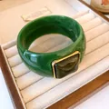 Gros plan détaillé sur un jonc en acrylique marbré vert avec un élément central carré doré. - 42# Bracelet Jonc - Vert Foncé Marbré (Ornement Carré)
