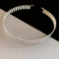 Detailansicht eines silbernen geflochtenen Metall-Chokers mit gedrehtem Drahtdesign - Gedrehtes Halsband / Silber