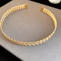 Detaillierte Ansicht einer eleganten, goldfarben gedrehten Metallhalskette für Damen - Gedrehtes Halsband / Gold