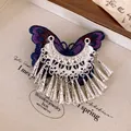 Dettaglio di fermaglio etnico con farfalla ricamata viola e nappe metalliche argentate - 7# Molletta con Nappina Ricamata a Mano (1 pz) / Pezzo Singolo / Viola