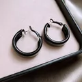 Eleganti orecchini a cerchio neri lucidi minimalisti con finitura metallica liscia e lucida - Fibbia per orecchie / Diametro 32mm / Nero