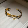 Elegant gold-plated open bangle with twisted tortoiseshell pattern inlay design - Gold Amber (Gold-Coffee)