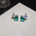 Primo piano di eleganti orecchini rettangolari verde smeraldo con dettaglio a farfalla. - Solo Orecchini / Argento-Verde