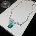 Vue détaillée d'un collier de luxe avec zircon vert émeraude et motifs floraux. - Ensemble Collier + Boucles d'Oreilles / Argent-Vert