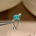 Nahaufnahme eines silbernen Kettenrings mit einem strahlenden quadratischen Zirkon. - Luxuriöser Weichkettenring (34#) / Mintgrün