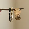 Nahaufnahme von Vintage-Armbändern im Maillard-Stil mit goldenen Blumen und Perlen - 5# (3-teiliges Set)