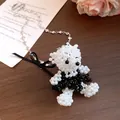 Détail d'un collier d'ours perlé avec chaîne à cœurs et nœud en ruban satiné - Ours / Blanc-Noir