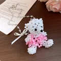 Détail du pendentif ours fait main en perles blanches et roses sur une chaîne avec cœurs - Ours / Blanc Rose