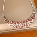 Nahaufnahme der eleganten rosa und klaren Zirkonsteine in einer silberfarbenen Halskette - Einzelne Halskette / Silberrosa