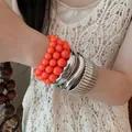 Set di 6 bracciali con perle acriliche arancioni e spessi cerchi geometrici argento - Stile 38 / Set da 6 Pezzi / Argento, Arancione