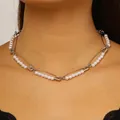 Detalle de gargantilla estilo hip-hop con imperdible y perlas de imitación - Estilo de Clip con Perlas (11874) / Plateado