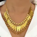 Primo piano della collana a frange di piume dorate e trame metalliche lucide - Oro (9350)
