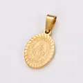 Detailansicht des vergoldeten Jungfrau Maria-Anhängers mit lateinischer Gravur. - Ovaler Jungfrau Maria Anhänger / Gold