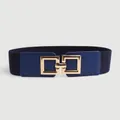 Dettaglio di una cintura elastica blu navy con fibbia quadrata dorata ad incastro - Blu navy / 65cm