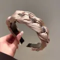 Detail van een champagnekleurige gevlochten satijnen haarband met glinsterende strass - Geweven Strass Stijl (S59) / Khaki